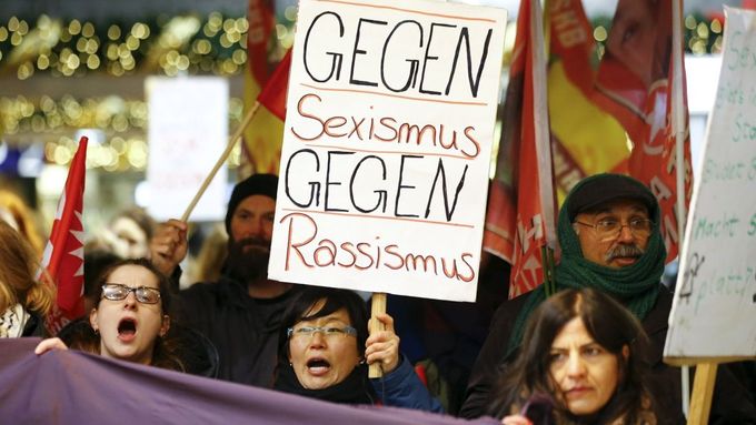 Takhle reagovaly ženy a muži v Kolíně nad Rýnem na silvestrovské události. Proti sexismu, ale taky proti rasismu.