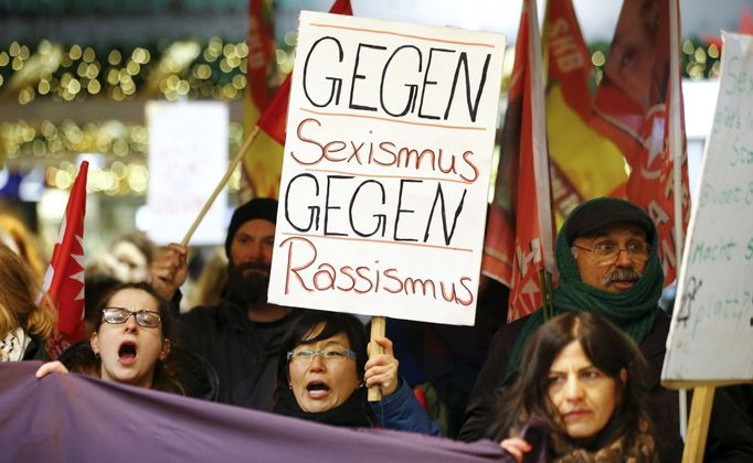 Protest proti sexismu a rasismu na nádraží v Kolíně nad Rýnem, 5. ledna 2016.