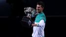 Novak Djokovič s trofejí pro vítěze Australian Open 2021