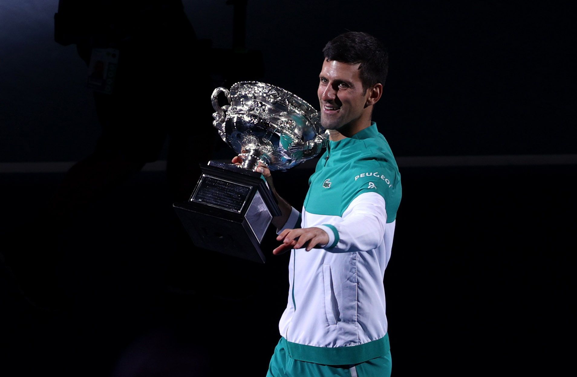 Novak Djokovič s trofejí pro vítěze Australian Open 2021