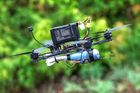 Ukrajinský FPV dron letí směrem k ruským jednotkám. Do útoku jej vyslali příslušníci 72. samostatné mechanizované brigády Černí Záporožci během jednostranného třídenního příměří u frontové linie v Dněpropetrovské oblasti.