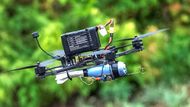 Ukrajinský FPV dron letí směrem k ruským jednotkám. Do útoku jej vyslali příslušníci 72. samostatné mechanizované brigády Černí Záporožci během jednostranného třídenního příměří u frontové linie v Dněpropetrovské oblasti.
