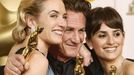 Oscar 2009: držitelé hereckých Oscarů Kate Winsletová, Sean Penn a Penelope Cruz. Za mrtvého Heathe Ledgera cenu převzali rodiče a sestra