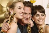 Oscar 2009: držitelé hereckých Oscarů Kate Winsletová, Sean Penn a Penelope Cruz. Za mrtvého Heathe Ledgera cenu převzali rodiče a sestra