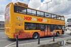 Každý den brázdí Prahu turistické hop-on hop-off busy. Co vlastně vidí návštěvníci metropole z jejich paluby? Rozhodl jsem se, že to zjistím.