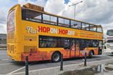 Každý den brázdí Prahu turistické hop-on hop-off busy. Co vlastně vidí návštěvníci metropole z jejich paluby? Rozhodl jsem se, že to zjistím.