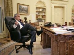 George Bush hovoří v Oválné pracovně Bílého domu telefonicky s iráckým premiérem Núrím Malikím.