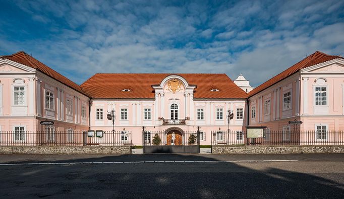 Zámkem Hrádek u Sušice provede majitel Pavel Lejsek, který návštěvníky seznámí s příběhem o koupi, rozsáhlou opravou a každodenní realitou spojenou s provozováním zámku.