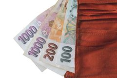 Každý Čech loni utratil v průměru 126 tisíc korun. Výdaje jsou rekordní, rostou i příjmy