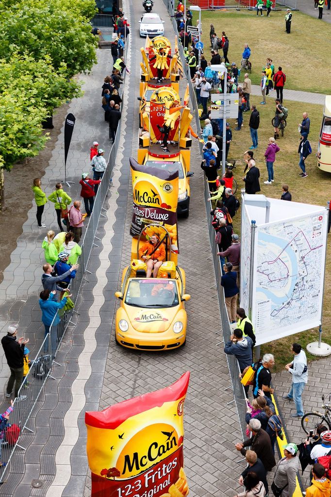 Reklamní karavana Tour de France baví lidi už od roku 1930