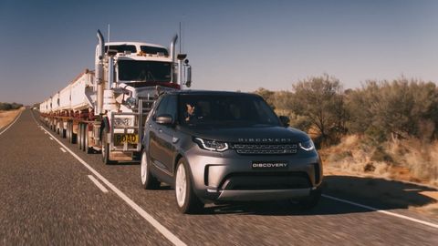 Bláznivý test. Land Rover se snaží táhnout silniční vlak vážící 110 tun