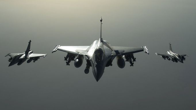 Francouzské stíhačky Rafale, které se podílejí na operaci proti Islámskému státu.