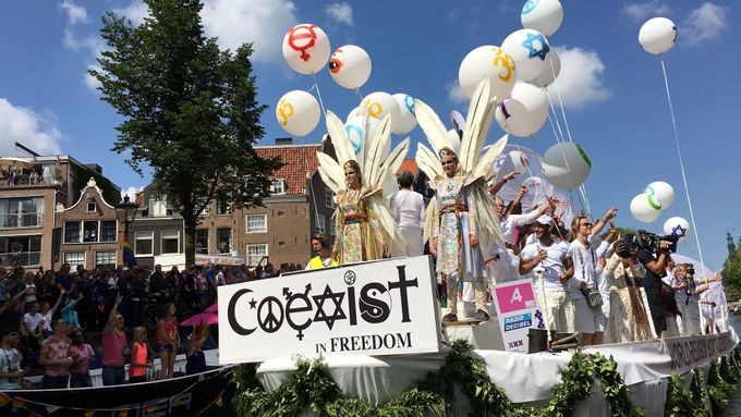 Průvodu leseb, gayů, bisexuálů a transsexuálů (LGBT) v Amsterodamu.