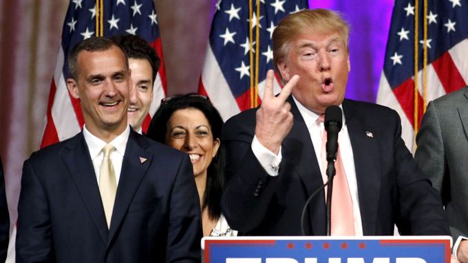 Donald Trump a (vlevo) bývalý manažer jeho kampaně Corey Lewandowski.