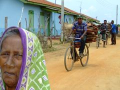Vesnice Naduoothu, kde Člověk v tisni pomohl postavit 40 nových rodinných domů, již žije čilým životem