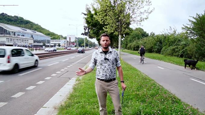 Šéf pražského hnutí ANO Ondřej Prokop si ve videu plete cyklopruhy s parkovacím stáním