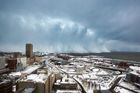 Na Spojené státy plnou silou udeřila zima. Život na mnoha místech ochromily až dvoumetrové závěje. A meteorologové varují před dalším silným sněžením.