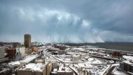 Na Spojené státy plnou silou udeřila zima. Život na mnoha místech ochromily až dvoumetrové závěje. A meteorologové varují před dalším silným sněžením.