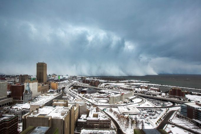 Bouřkové mraky a ženoucí se sníh na jezeře Erie v Buffalo, New York