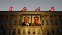 Portréty zesnulých severokorejských vůdců Kim Ir-sena a Kim Čong-ila na fasádě vládní budovy v severokorejském Pchjongjangu, 10. září 2018.