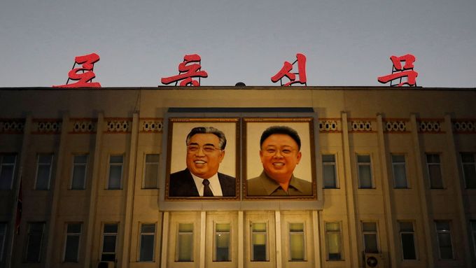 Ilustrační foto. Portréty zesnulých severokorejských vůdců Kim Ir-sena a Kim Čong-ila na fasádě vládní budovy v severokorejském Pchjongjangu, 10. září 2018.
