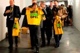 Zaměstnanci centrály Opelu v Ruesselsheimu míří na projev kancléřky Angely Merkelové v tričkách "My jsme Opel".
