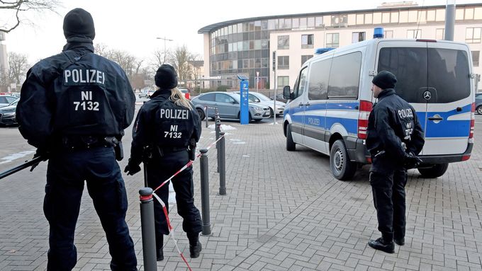 Soud se Safií S. hlídají ozbrojení policisté.