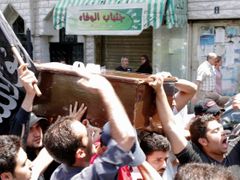 Stoupenci současné vlády odnášejí rakev s tělem svého kamaráda Muhama Šamy. Zemřel během ofenzívy Hizballáhu v ulicích Bejrútu.
