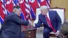 Trump a Kim se setkali v demilitarizovaném pásmu