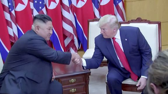 Trump si potřásl rukou se severokorejským lídrem Kim Čong-unem.