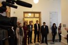 Starostové, radní a náměstci v záběru kamer - otevírá se po letech ladu zrekonstruovaná škola v Kodaňské ulici. "Vítejte, toto je vaše dílo a my jsme hrdí na to, že jej můžeme uvést do provozu."