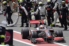 Video: Räikkönen v ohnivém pekle. McLaren platí pokutu