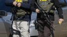 Law enforcement officials from the FBI walk near the scene of a shooting and hostage taking near Midland City, Alabama February 1, 2013. Residents in a rural Alabama town prayed on Friday and called for the release of a 5-year-old boy being held captive for a fourth day by a man accused of shooting a school bus driver and then taking the child hostage. REUTERS/Phil Sears (UNITED STATES - Tags: CRIME LAW) Published: Úno. 1, 2013, 9:33 odp.