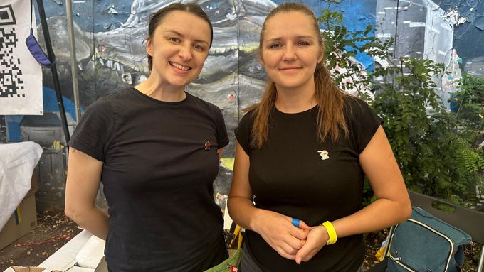 Aktuálně.cz zachytilo začátek festivalu ukrajinské kultury, kde mluvilo s Marianou, která pracuje v Praze jako provozní ukrajinské polévkárny.