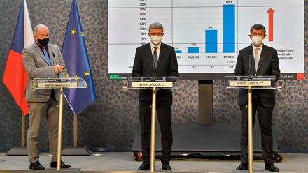 Flegr: Začne třetí vlna, budou tisíce mrtvých zbytečně. Vládní opatření je cár papíru