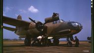 S přispěním žen se montoval i tento bombardér Douglas A-20 Havoc. Na snímku je vyfotografován poté, co ho převzala jednotka (rok 1942).