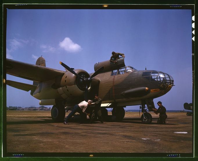 Dívky, které montovaly bombardéry. USA, 1942