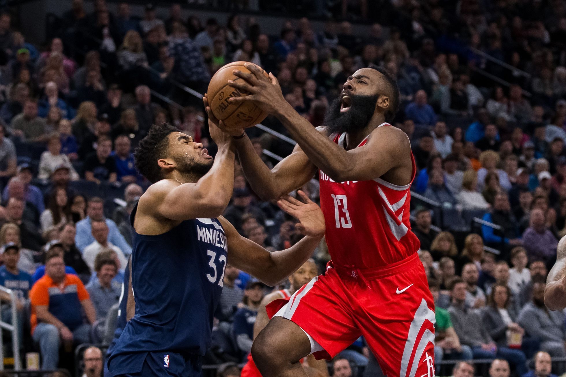 basketbal, NBA 2017/2018, Portland - Houston, Karl-Anthony Towns brání Jamese Hardena