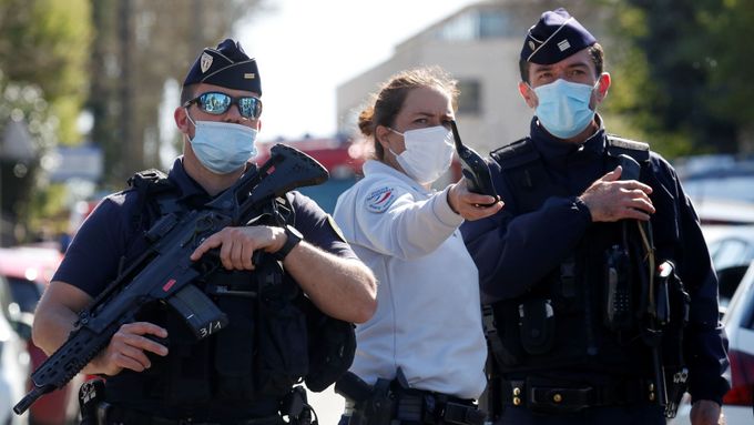 Francouzská policie zabezpečuje místo, kde útočník pobodal policejní úřednici.