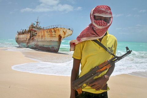 Na moře se vrátili piráti. Terorizují lodě, které kvůli nim objíždí celý kontinent