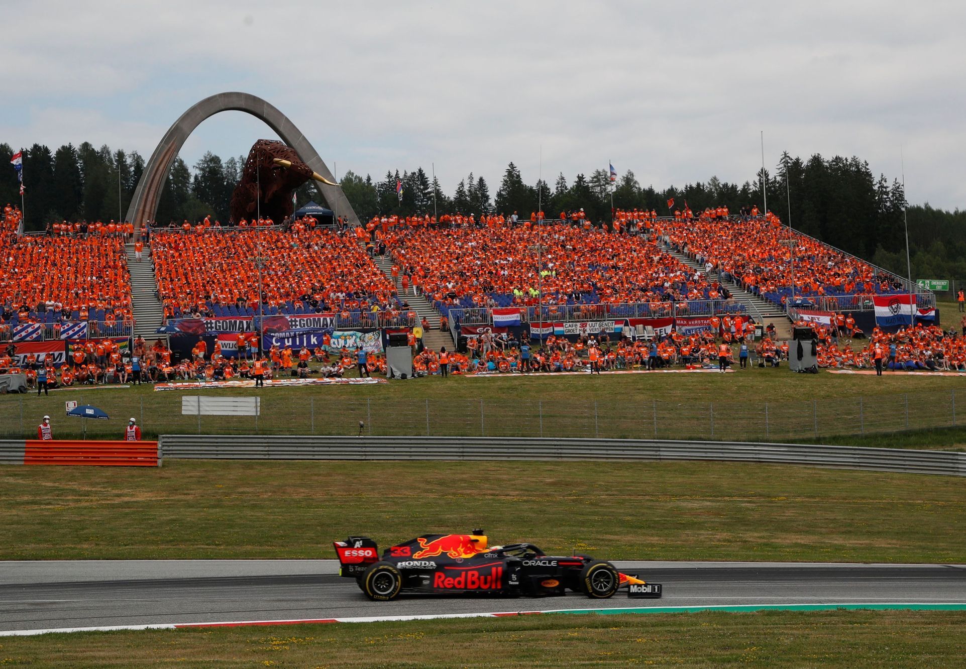 Max Verstappen v Red Bullu jede kolem tribuny s nizozemskými fanoušky ve VC Štýrska formule 1 2021
