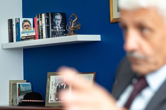 Pracovně Mikuláše Dzurindy dominuje modrá stěna v barvách strany Modří, Most-Híd a skromná knihovna. Politik na ní vystavuje třeba knihu od historika Henryho Kissingera.