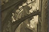 Josef Sudek: Z cyklu Svatý Vít, Průhled opěrnými oblouky chrámu sv. Víta na jihu, na střechy kaplí kněžiště, 1928.