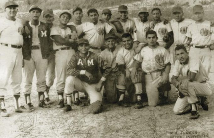 Venezuela's President Hugo Chavez is pictured with the army baseball team during his Military Academy years, in this 1972 handout photo provided by Venezuela's Ministry of Information and Communication. REUTERS/Ministry of Information and Communication/Handout (VENEZUELA - Tags: POLITICS PROFILE HEALTH) ATTENTION EDITORS - THIS IMAGE WAS PROVIDED BY A THIRD PARTY. FOR EDITORIAL USE ONLY. NOT FOR SALE FOR MARKETING OR ADVERTISING CAMPAIGNS. THIS PICTURE IS DISTRIBUTED EXACTLY AS RECEIVED BY REUTERS, AS A SERVICE TO CLIENTS Published: Úno. 15, 2013, 11:39 odp.