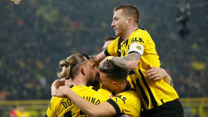 Radost fotbalistů Dortmundu v zápase bundesligy proti Lipsku.