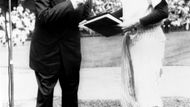 George Bush coby basebalový kapitán Yale University, 1948.