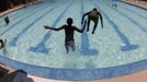 Kids jump into Banneker Pool to try and beat the heat gripping the nation's capital while in Washington, July 2, 2012. REUTERS/Larry Downing (UNITED STATES) Published: Čec. 2, 2012, 8:19 odp.