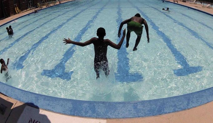 Kids jump into Banneker Pool to try and beat the heat gripping the nation's capital while in Washington, July 2, 2012. REUTERS/Larry Downing (UNITED STATES) Published: Čec. 2, 2012, 8:19 odp.