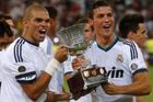Další trofej pro Real. Portugalci Pepe a Ronaldo oslavují zisk španělského superpoháru.