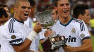 Další trofej pro Real. Portugalci Pepe a Ronaldo oslavují zisk španělského superpoháru.